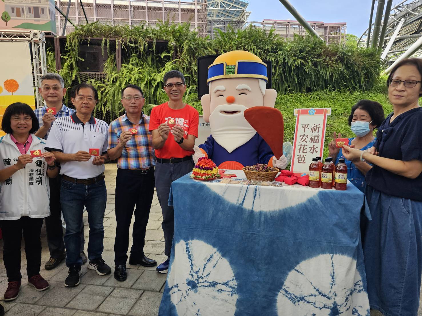 圖2  2023六堆秋收祭，活動規劃伯公福廠送平安花苞(右起高市政客委會張瑞芳組長、客發中心何金樑主任(紅衣)、美濃區主秘林清亮、甲仙區劉文甲主秘、屏縣府客務處邱善寧科長).jpg